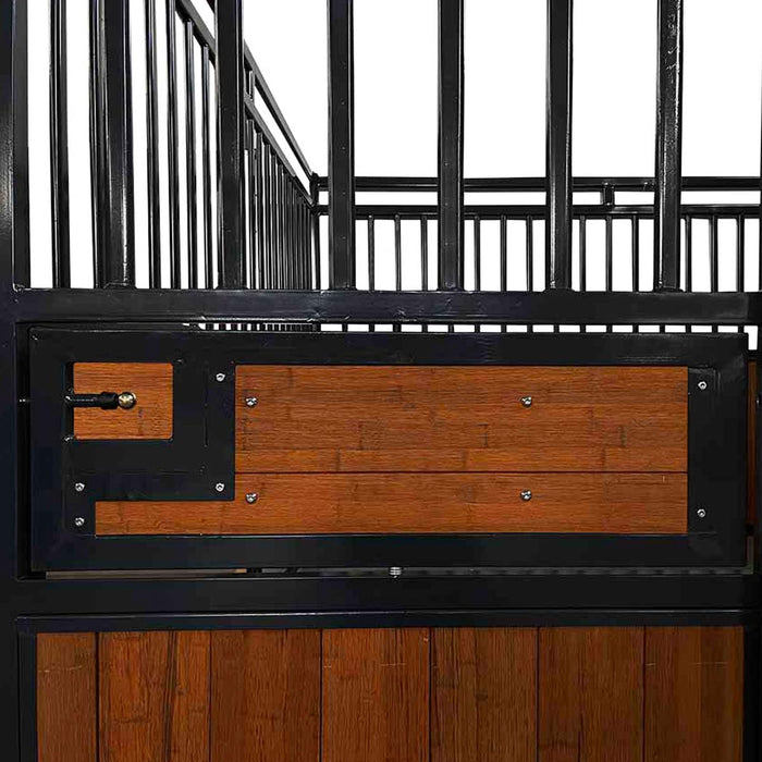 TMG Industrial 12' x 12' Bambou Horse Stall, Vertical Bar Top, Ouverture de fenêtre/mangeoire, Porte coulissante avant avec loquet à double gravité, TMG-FHS13