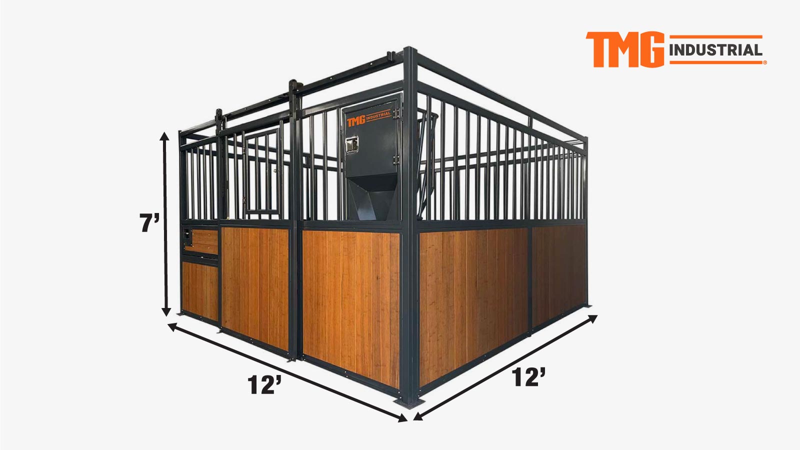 TMG Industrial 12' x 12' Bambou Horse Stall, Vertical Bar Top, Ouverture de fenêtre/mangeoire, Porte coulissante avant avec loquet à double gravité, TMG-FHS13-specifications-image